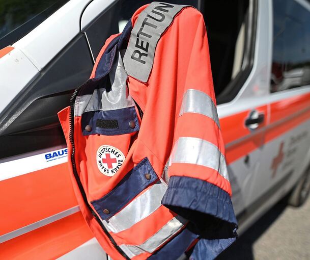 Der Rettungsdienst brachte den verletzten Motorradfahrer schwer verletzt ins Krankenhaus.