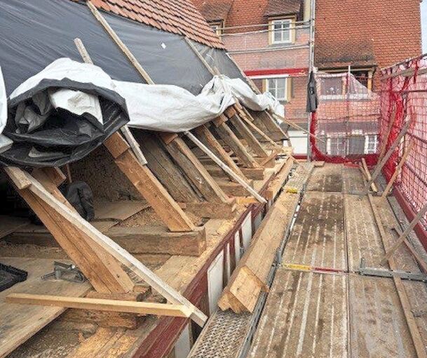 Am Gebälk gibt es große Schäden.