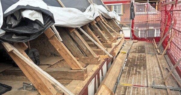 Am Gebälk gibt es große Schäden.