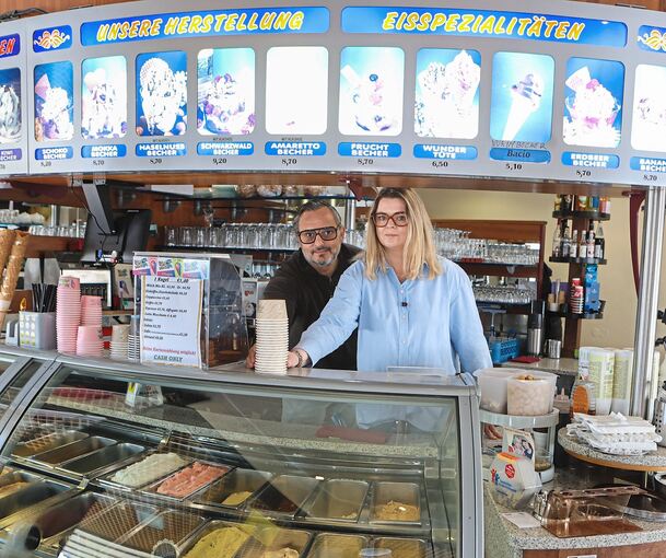 Paolo und Monika Dell‘acqua setzen in ihrem Freiberger Eiscafé Venezia auf ein Selbstbedienungskonzept. Die Bestellung wird aber weiterhin an den Tisch gebracht.