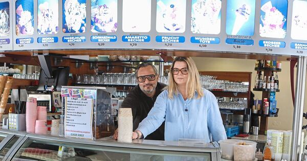 Paolo und Monika Dell‘acqua setzen in ihrem Freiberger Eiscafé Venezia auf ein Selbstbedienungskonzept. Die Bestellung wird aber weiterhin an den Tisch gebracht.