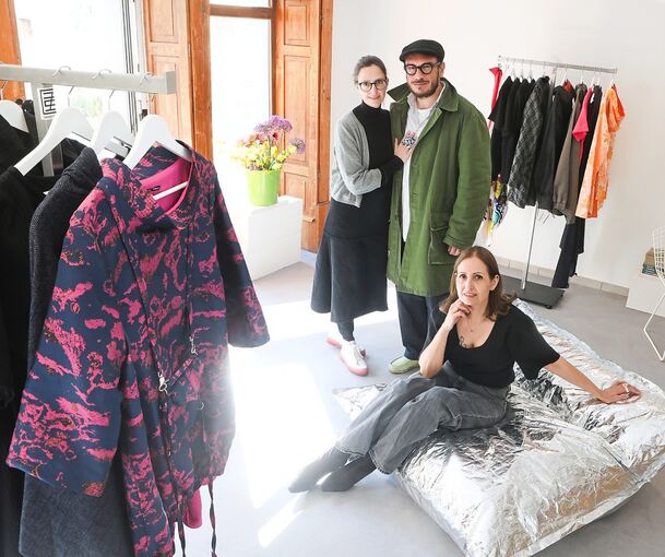 Sanna und Patrick Schubert sowie Despina Vradelis (von links) haben gemeinsam einen Conceptstore in der Eberhardstraße eröffnet.