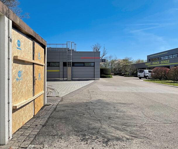 Die Folgen des Brandes sind am Dienstag noch deutlich zu sehen.