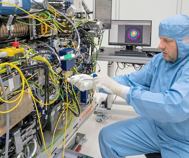Ein Trumpf-Mitarbeiter bei der Montage des EUV-Lasersystems im Reinraum.