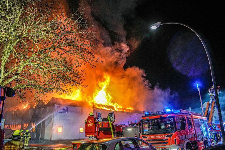 Großbrand in Lagerhalle in Baden-Württemberg