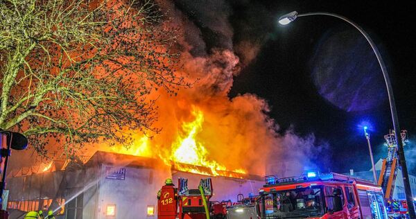Großbrand in Lagerhalle in Baden-Württemberg