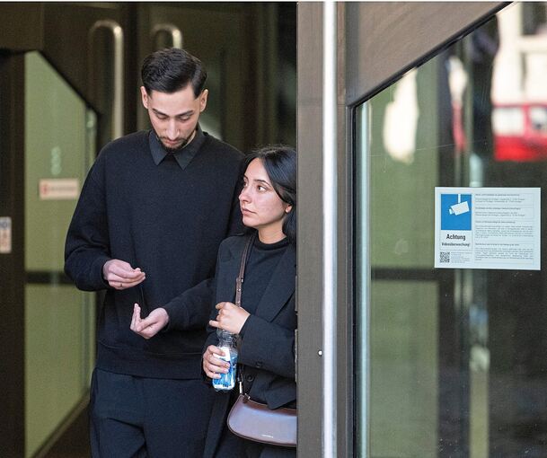 Ein Cousin eines Opfers und eine Schwester eines Opfers kommen nach der Urteilsverkündung in einem Prozess wegen Mordes an zwei jungen Frauen vor dem Landgericht Stuttgart aus dem Gerichtsgebäude.
