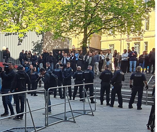 Nach der Auseinandersetzung sperren die Justizbeamten den Bereich vor dem Landgericht ab, lediglich die Presse darf sich noch vor der Tür aufhalten.