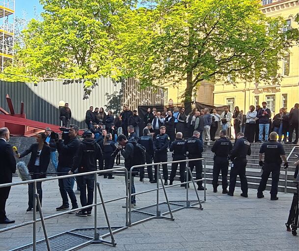 Nach der Auseinandersetzung sperren die Justizbeamten den Bereich vor dem Landgericht ab, lediglich die Presse darf sich noch vor der Tür aufhalten.