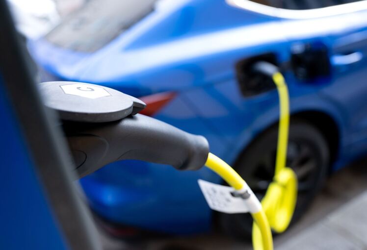 Elektroauto an Ladesäule Elektroauto an Ladesäule