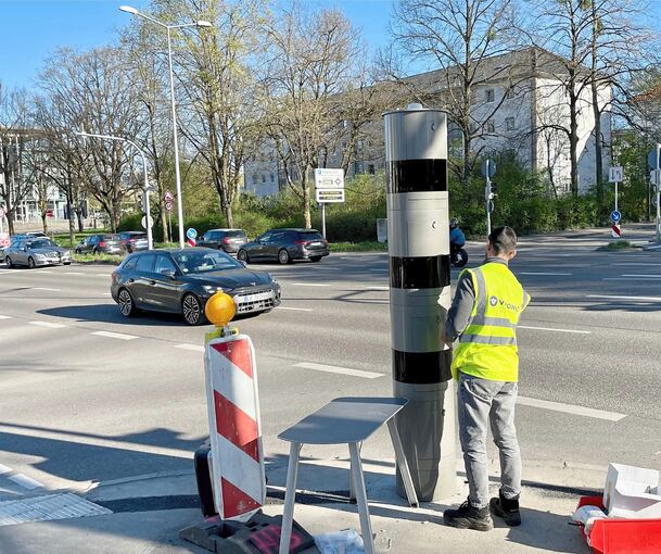 Über ein Jahr, nachdem zwei Frauen auf der Schwieberdinger Straße von einem Raser ermordet wurden, ist an der Stelle, wo das Autorennen startete, ein Blitzer aufgestellt worden.