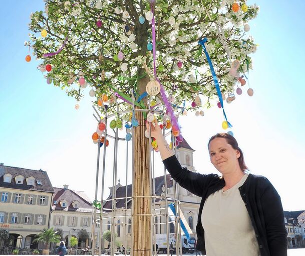 Katrin Lasinski am „Baum der Erinnerung“ auf dem Ludwigsburger Marktplatz.