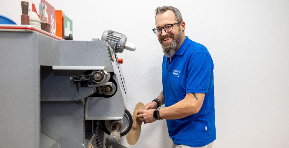 Orthopädietechniker Martin Werner arbeitet an einer Einlage.