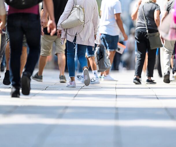 Passanten in der Fußgängerzone: Laut dem Zensus soll der Kreis Ludwigsburg 20.000 seiner rund 550.000 Einwohner verloren haben.