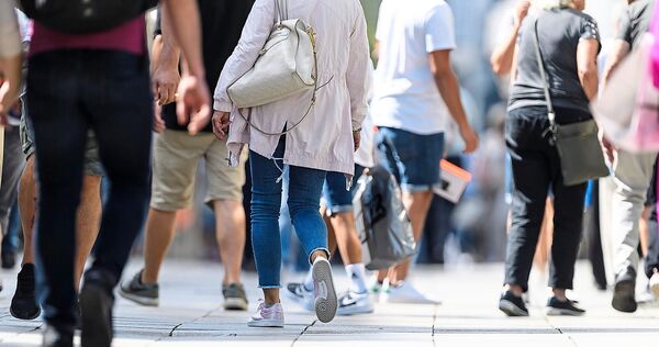 Passanten in der Fußgängerzone: Laut dem Zensus soll der Kreis Ludwigsburg 20.000 seiner rund 550.000 Einwohner verloren haben.