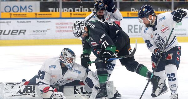 Steelers-Stürmer Bastian Eckl beschäftigt hier gleich drei Spieler der Kassel Huskies (von links): Torhüter Philipp Maurer, Tim Bender und Marco Müller.