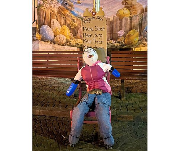 Diese Puppe wurde vor dem Beilsteiner Rathaus platziert.