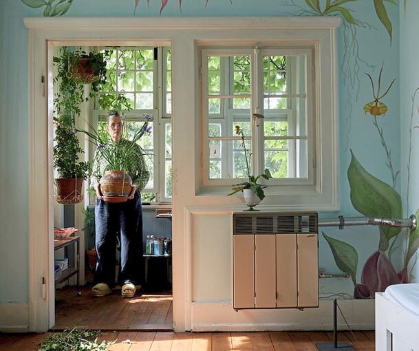 Die Stuttgarter Künstlerin Nana Hülsewig öffnet am 16. und 17. April unter dem Motto „Iconic – Goldene Stunden einer Künstlerin“ ihre privaten Wohnräume, die so zu einer begehbaren Gesamtinstallation werden.