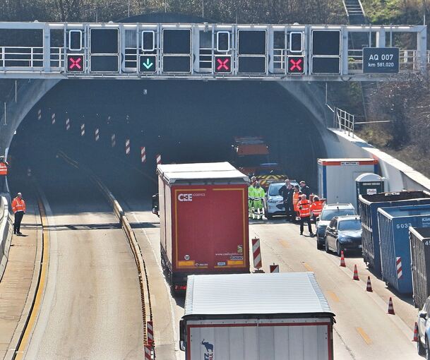 Nach wie vor ist im Engelbergtunnel nur eine Spur freigegeben. Wegen der fehlenden Sicherheitseinrichtungen mussten Mitarbeiter als Brandwache (Container rechts) eingesetzt werden.