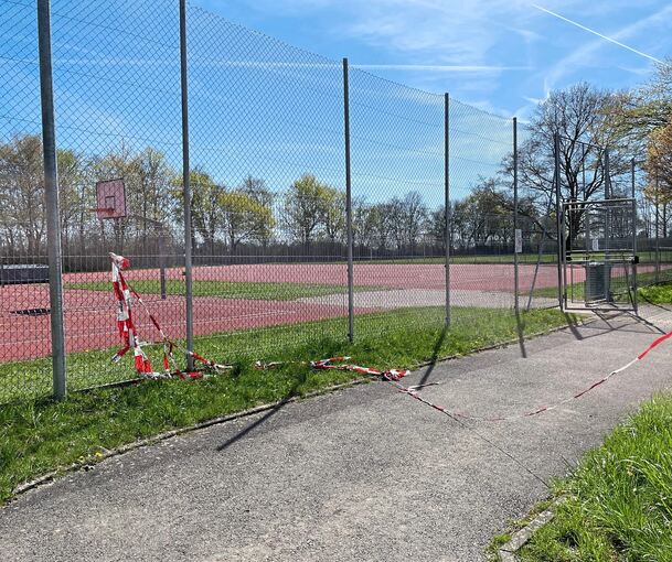 Seit etlichen Tagen ist der Tartanplatz gesperrt - was aber wohl nicht jeder beachtet hat, auch das Tor stand offen.