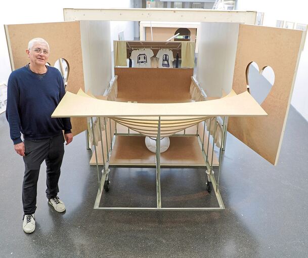 Frivol präsentiert sich Ronald Cornelissens „Humvee Dumvee Ee Ef Dee“, leicht aus der Raummittelachse gedreht, damit eine Art sich verjüngender Korridor entsteht.