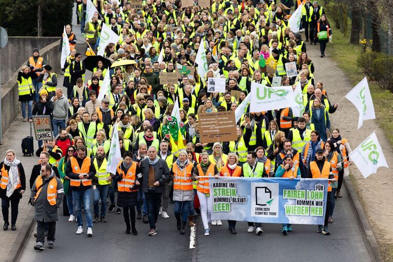 Streik der Flugbegleiter bei Lufthansa und Lufthansa Cityline
