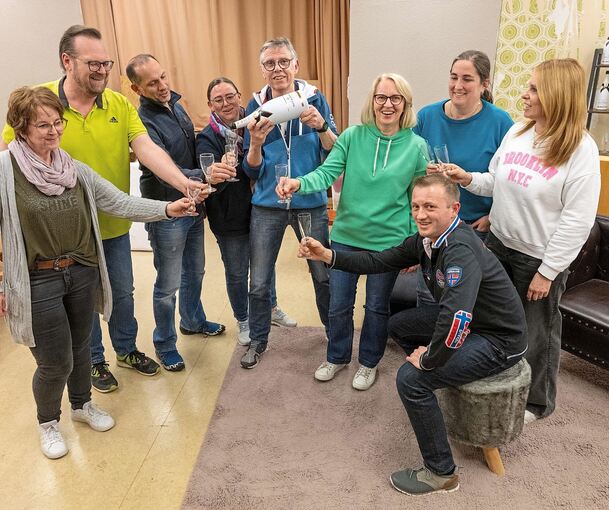 Jürgen Fiala (in der Mitte mit Champagnerflasche) und sein Ensemble sind auf einem guten Weg, dass die Theatertage im April ein Erfolg werden.