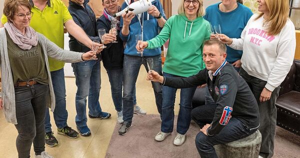 Jürgen Fiala (in der Mitte mit Champagnerflasche) und sein Ensemble sind auf einem guten Weg, dass die Theatertage im April ein Erfolg werden.