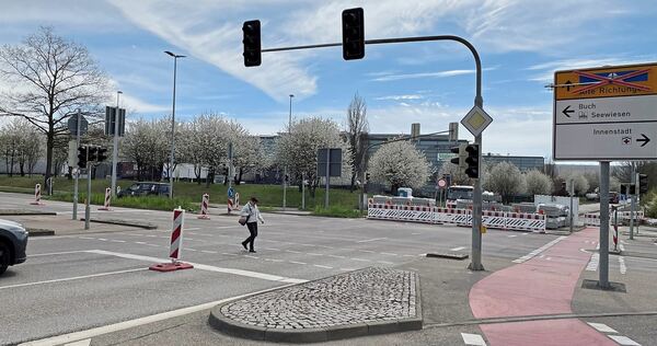 Seit Mittwoch sind die Ampeln an der Kreuzung bei Hofmeister außer Betrieb, und die Verkehrsschilder werden von vielen Fahrern offenbar ignoriert.