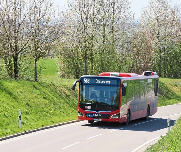 Ein Linienbus auf dem Weg von Besigheim nach Ottmarsheim: Ohne Bus wären die Gemeinden am Rand des Ballungsraums abgehängt.