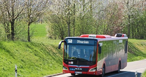 Ein Linienbus auf dem Weg von Besigheim nach Ottmarsheim: Ohne Bus wären die Gemeinden am Rand des Ballungsraums abgehängt.
