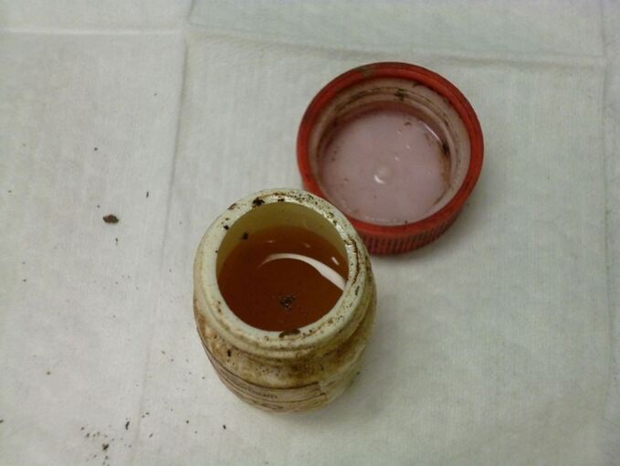 Experten untersuchen Fläschchen mit Aufschrift "Polonium 210"