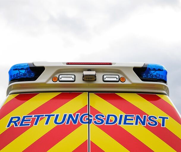 Der Rettungsdienst bringt den 62-Jährigen ins Krankenhaus.