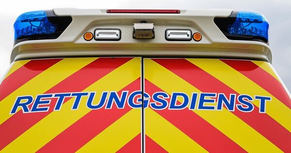 Der Rettungsdienst bringt den 62-Jährigen ins Krankenhaus.