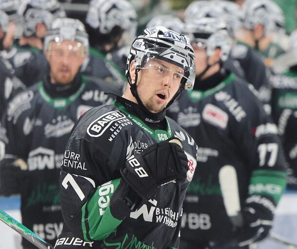 Geballte Faust: Steelers-Stürmer Bastian Eckl beim Torjubel.