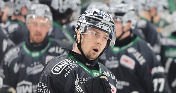 Geballte Faust: Steelers-Stürmer Bastian Eckl beim Torjubel.