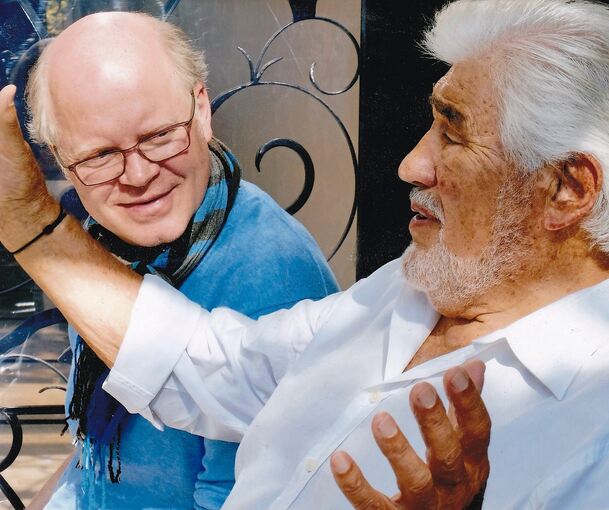 Hatten viel Spaß miteinander: Dominik Wessely im Gespräch mit dem Schauspiel-Giganten Mario Adorf 2017 bei den Dreharbeiten zu „Es hätte schlimmer kommen können“.