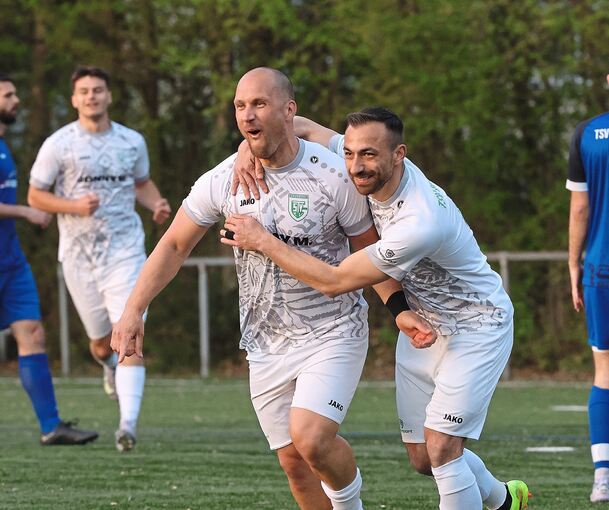 Grünbühler Jubel (von links): die Routiniers Daniel Schick und Fabio Coppola.