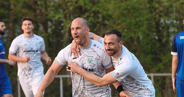 Grünbühler Jubel (von links): die Routiniers Daniel Schick und Fabio Coppola.