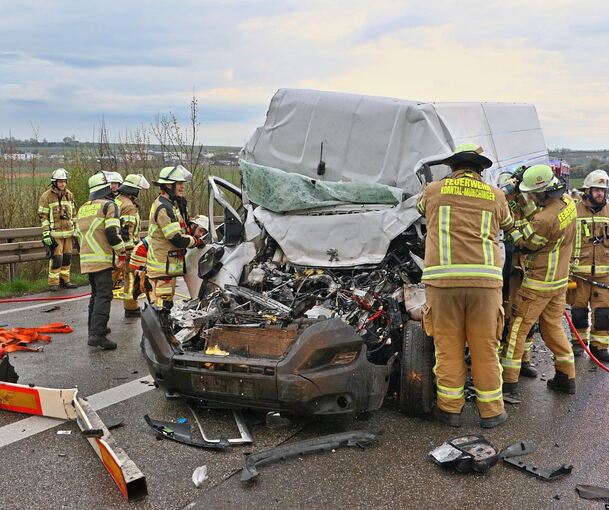 Die Front des Transporters wurde bei dem heftigen Aufprall total zusammengedrückt.