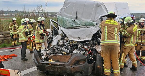 Die Front des Transporters wurde bei dem heftigen Aufprall total zusammengedrückt. Die Front des Transporters wurde bei dem heftigen Aufprall total zusammengedrückt.