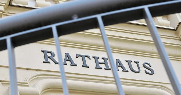 Die Sitzungen im Rathaus finden weiterhin statt.