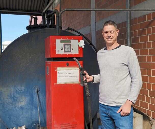 Andreas Kummer an der Dieseltankstelle auf dem Gelände des Asperger Transportunternehmens.
