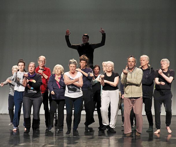 Einblick in die Proben-Arbeit: In dem Stück „CAREambolage“ entwickelt sich ein spannender, kollektiver Tanz-Akt, in dem sich alle Parteien vereint wiederfinden.