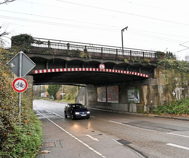 Die Eisenbahnbrücke in der August-Bebel-Straße muss erneuert werden. Ab Montag wird dieser Bereich zur Baustelle und gesperrt.