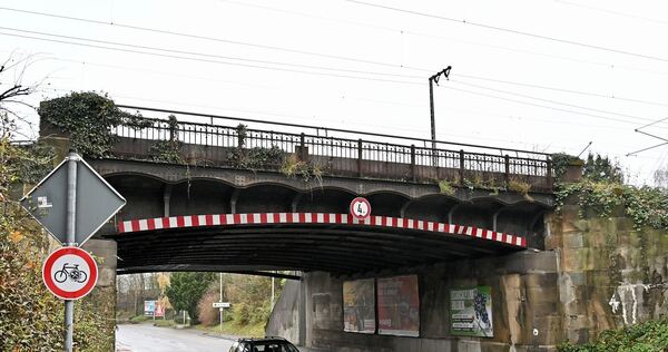 Die Eisenbahnbrücke in der August-Bebel-Straße muss erneuert werden. Ab Montag wird dieser Bereich zur Baustelle und gesperrt. Die Eisenbahnbrücke in der August-Bebel-Straße muss erneuert werden. Ab Montag wird dieser Bereich zur Baustelle und gesperrt.