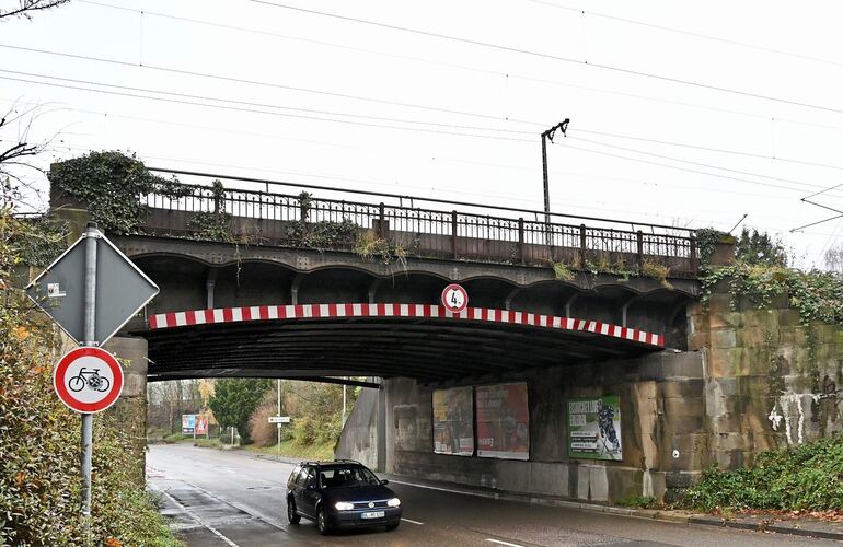 Die Eisenbahnbrücke in der August-Bebel-Straße muss erneuert werden. Ab Montag wird dieser Bereich zur Baustelle und gesperrt. Die Eisenbahnbrücke in der August-Bebel-Straße muss erneuert werden. Ab Montag wird dieser Bereich zur Baustelle und gesperrt.