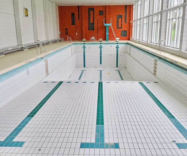 Im Marbacher Hallenbad ist schon seit 2022 kein Wasser mehr.