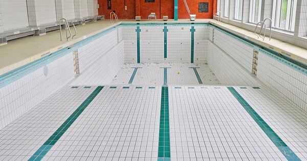 Im Marbacher Hallenbad ist schon seit 2022 kein Wasser mehr.