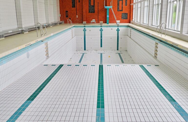 Im Marbacher Hallenbad ist schon seit 2022 kein Wasser mehr.